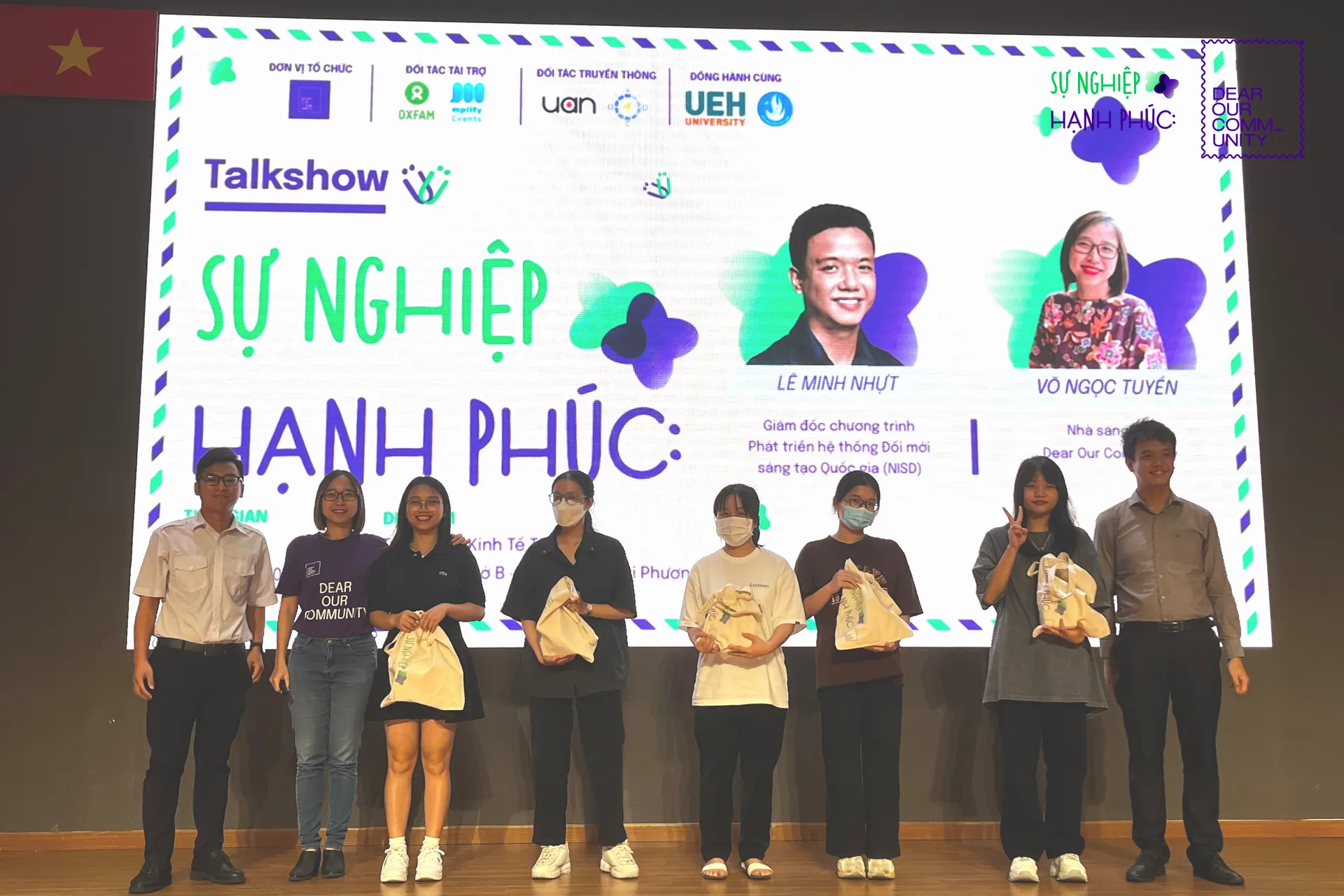 Lê Minh Nhựt - cựu sinh viên trường đại học Kinh tế Tp.HCM về trường và chia sẻ hành trình tạo tác động xã hội của mình sau khi tốt nghiệp trong chuỗi talkshow Sự nghiệp hạnh phúc do Dear Our Community tổ chức. Hiện anh là Giám đốc chương trình Phát triển hệ thống Đổi mới sáng tạo Quốc gia (NISD), thuộc Startup Vietnam Foundation. Anh cũng là một gương mặt trẻ trong danh sách Forbes 30 under 30 năm 2022. 