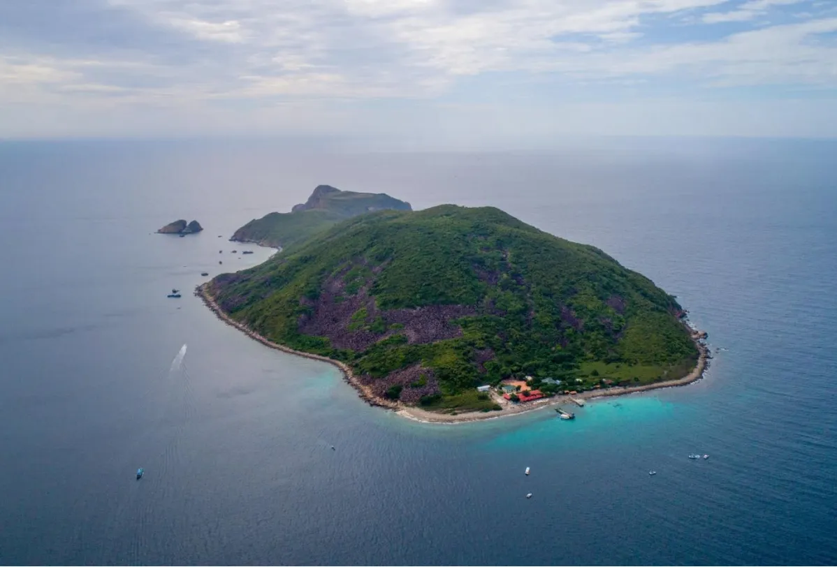 Nhìn từ trên không ra Đảo Hòn Mun hoặc Vịnh San Hô, tại Vịnh Nha Trang.  Ảnh tập tin: Shutterstock