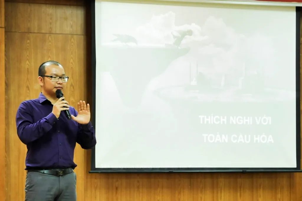 Anh Lê Đình Hiếu, người kiên trì làm công việc dọn rác trong nhiều tháng trời