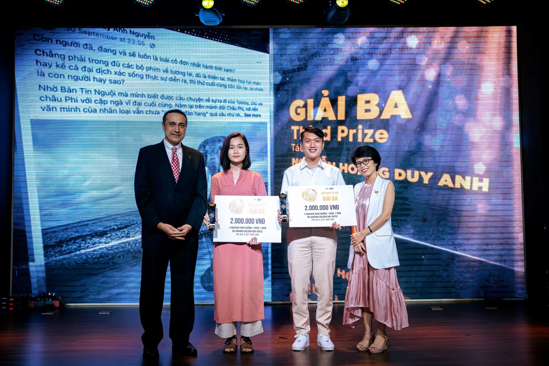 Nguồn hình ảnh: Facebook CHANGE: Chị Nhi (ngoài cùng bên phải) tại lễ trao giải VIEWS Awards 2022 (Giải báo chí môi trường dành cho các nhà báo và người dùng mạng xã hội) do CHANGE khởi xướng