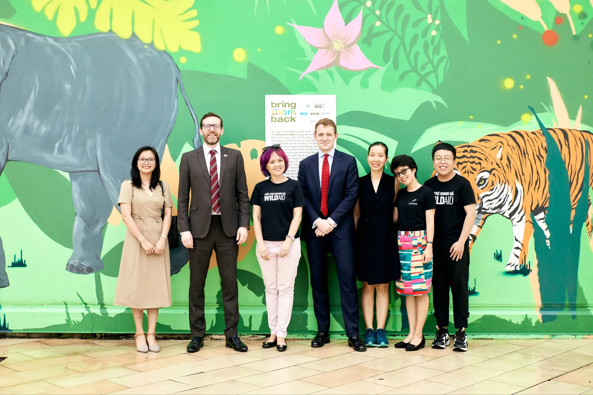 Nguồn hình ảnh: Facebook CHANGE: Chị Nhi cùng các đại diện của CHANGE tiếp đón Đại sứ Vương quốc Anh Iain Frew tại buổi gặp gỡ và giao lưu tại bức tranh AR “Về miền hoang dã”.