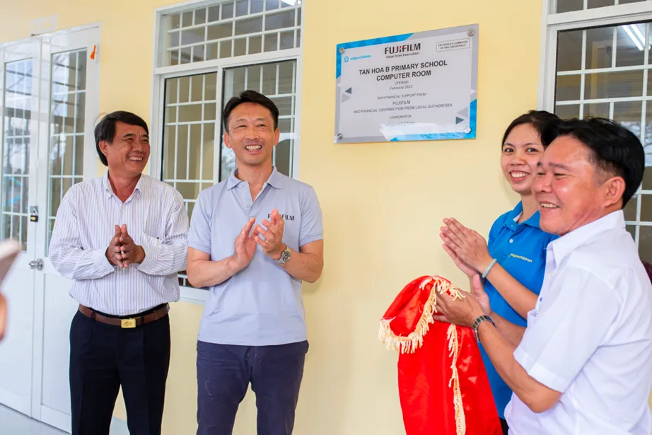 Hình ảnh: Fanpage Saigon Children's Charity. Hoạt động trao tặng phòng Tin học cho trường tiểu học Tân Hòa B (huyện Tiểu Cần, Trà Vinh) cùng với đối tác tài trợ, công ty Fujifilm