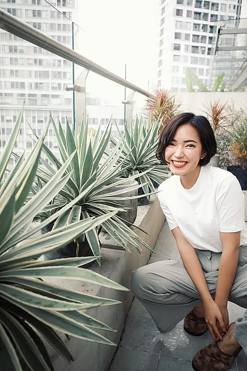 Châu Bùi sống trong căn hộ tự thiết kế ngập tràn cây xanh | Giải trí