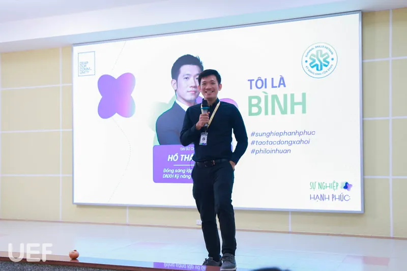 Diễn giả Hồ Thái Bình tích cực chia sẻ câu chuyện của mình đến các bạn sinh viên 