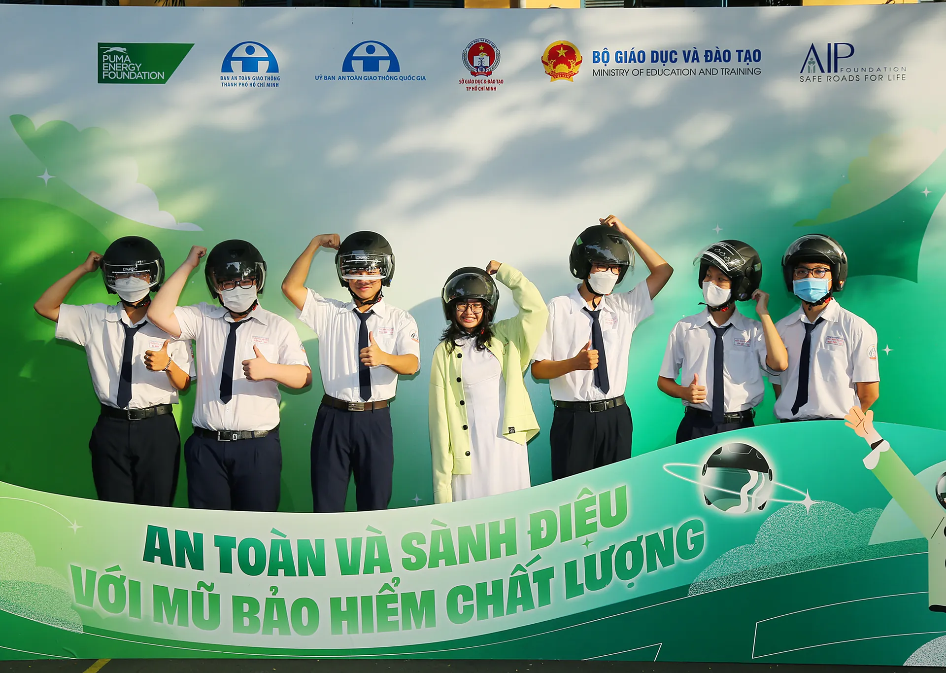 Một chương trình truyền thông về đội mũ bảo hiểm khi tham gia giao thông cho học sinh cấp 3 - Nguồn hình ảnh: Website AIP Foundation 