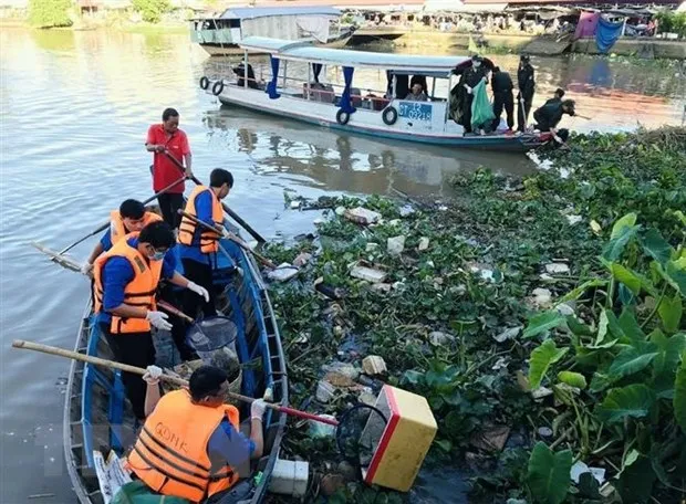Đoàn viên thanh niên tham gia vớt rác, dọn dẹp vệ sinh tại rạch Khai Luông (phường Cái Khế, quận Ninh Kiều). (Ảnh: TTXVN phát)