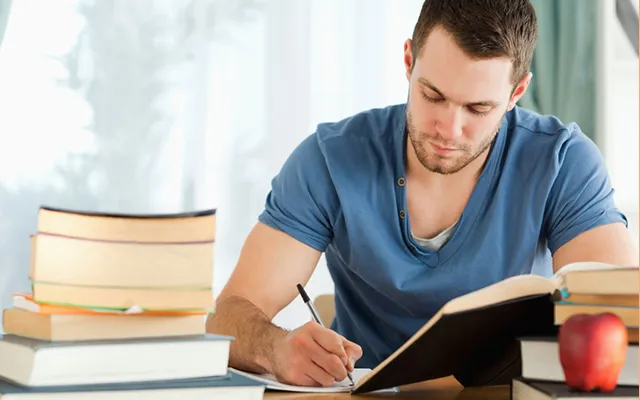 Một người đàn ông đang ngồi học