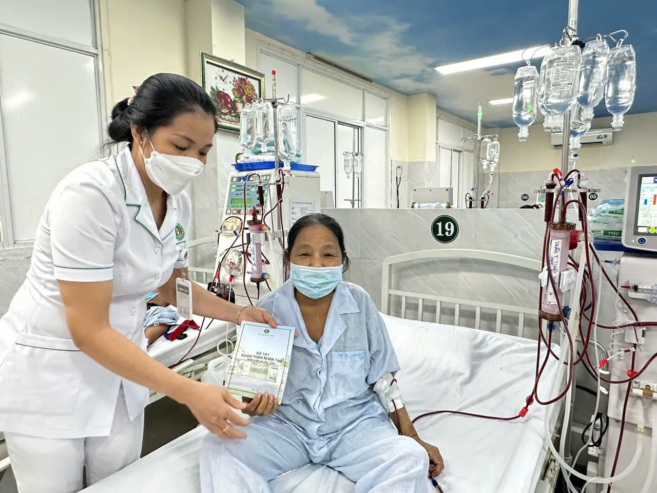 Bác sĩ khám bệnh nhân