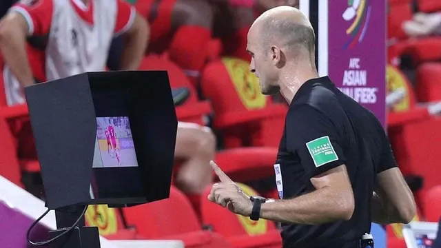 trọng tài đang check var