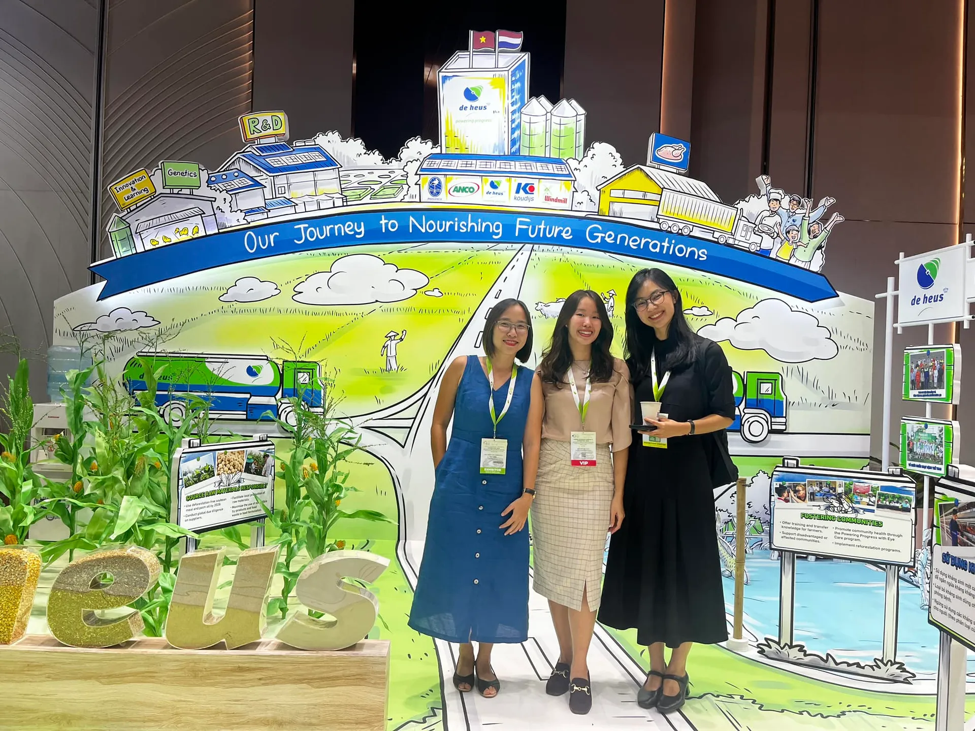 Emily (giữa) cùng Kelly Vo, founder của Dear Our Community, tại gian hàng De Heus trong GEFE