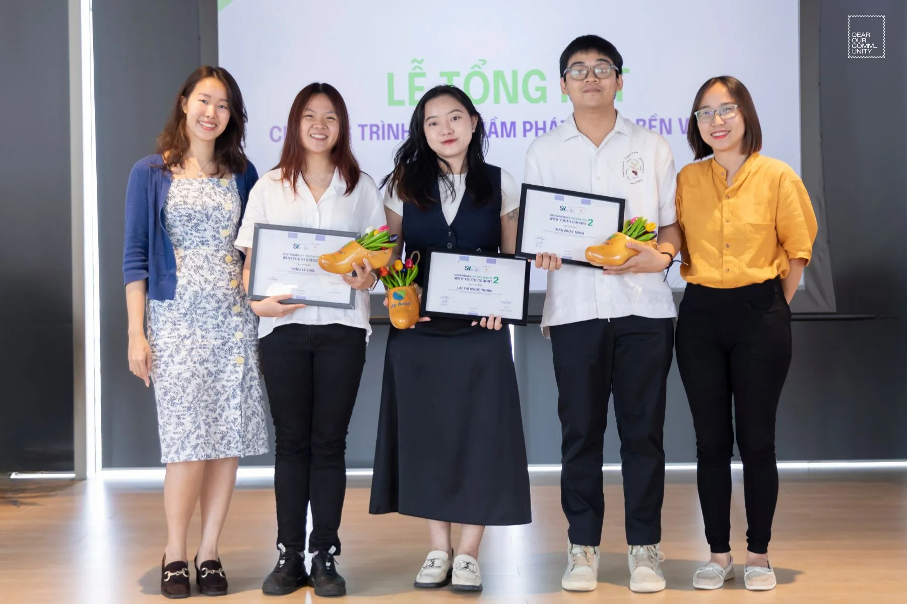 Hân, Ngân và Minh (theo thứ tự từ trái qua) trong nhóm giải business case Amanaki