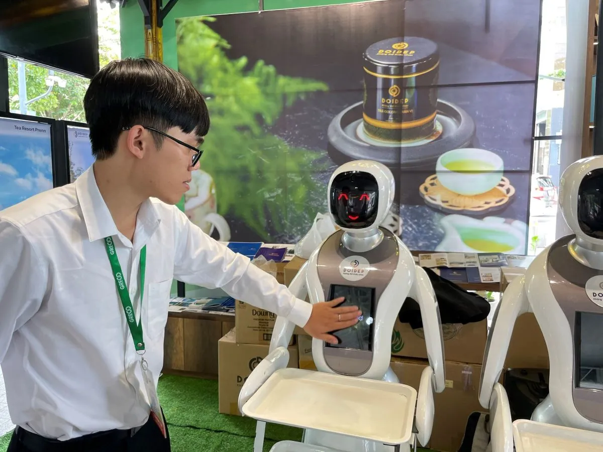 Một người đàn ông đang thao tác với robot