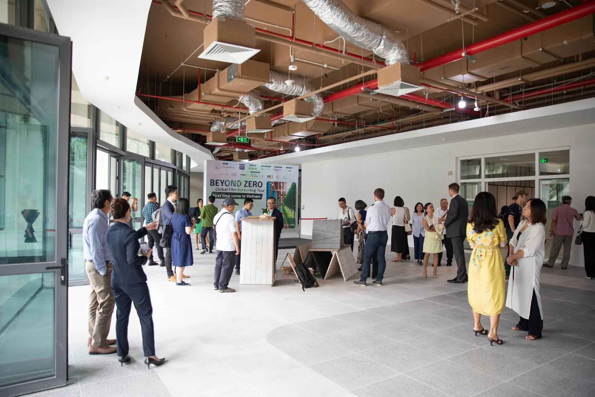 Người tham dự trước sự kiện