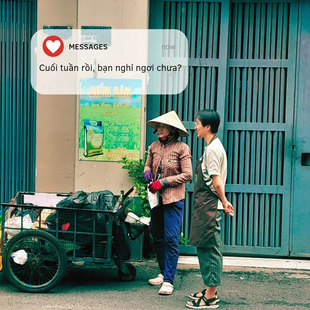 2 người đang đứng nói chuyện