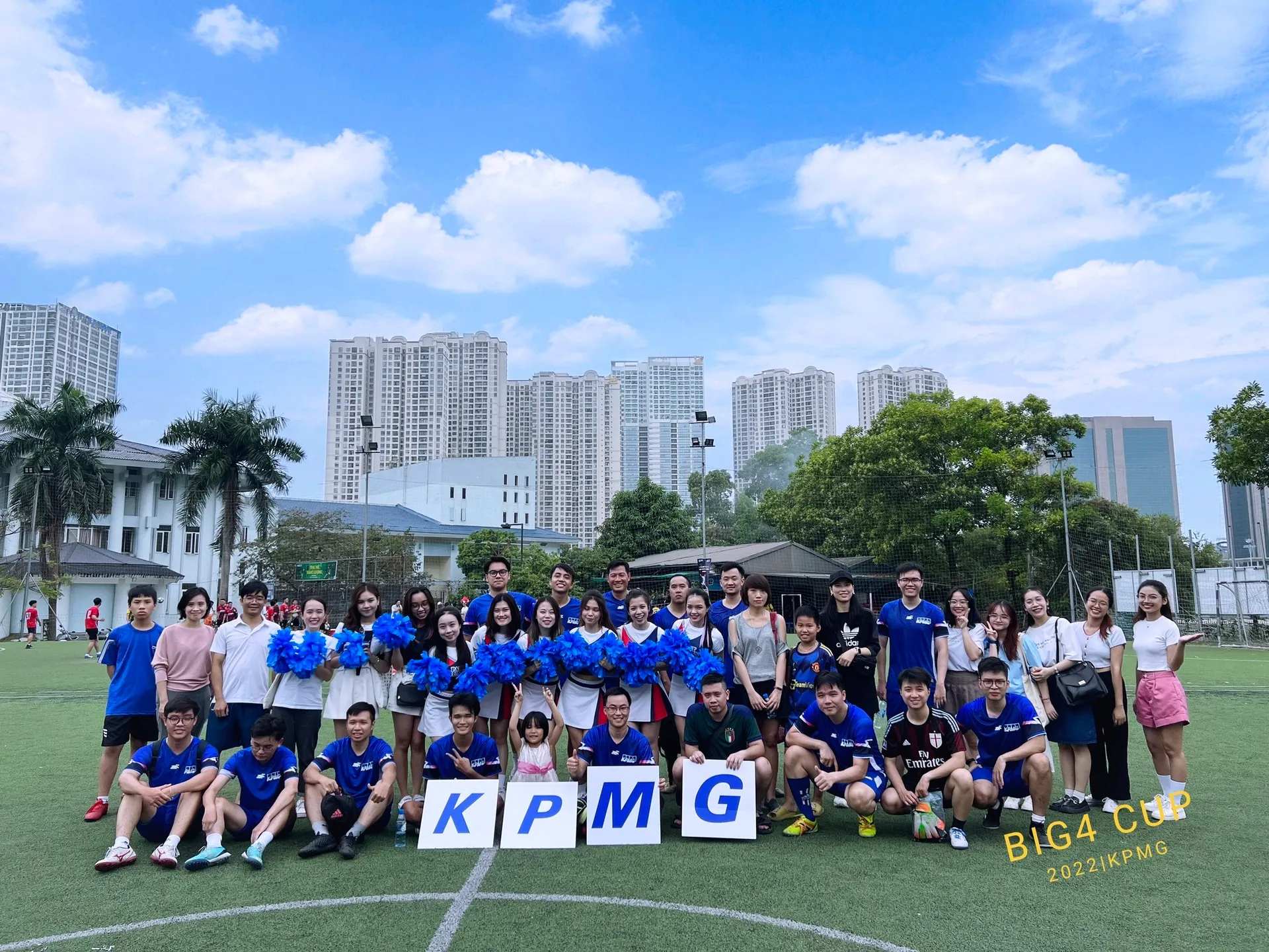 Nhân viên KPMG tham gia hoạt động ngoài giờ, giao lưu thể thao với các doanh nghiệp khác trong ngành (Nguồn hình ảnh: Fanpage KPMG) 