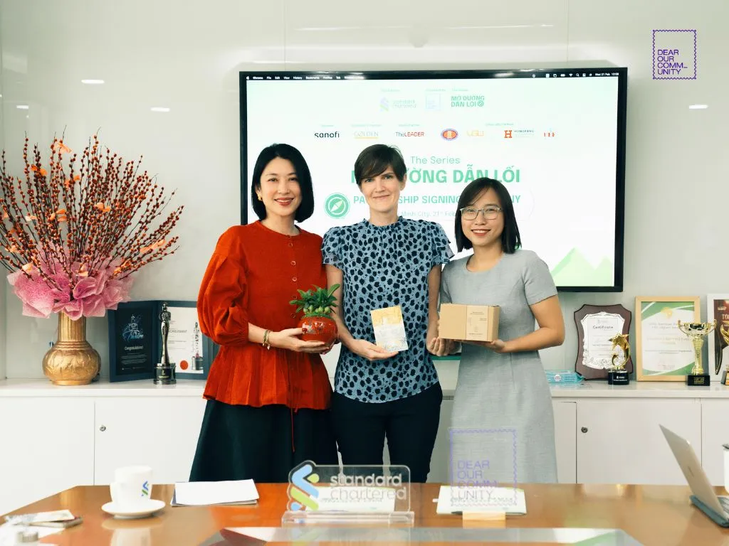 Quà tặng dành cho Ms. Michele Wee và Ms. Emily từ CEO Dear Our Community
