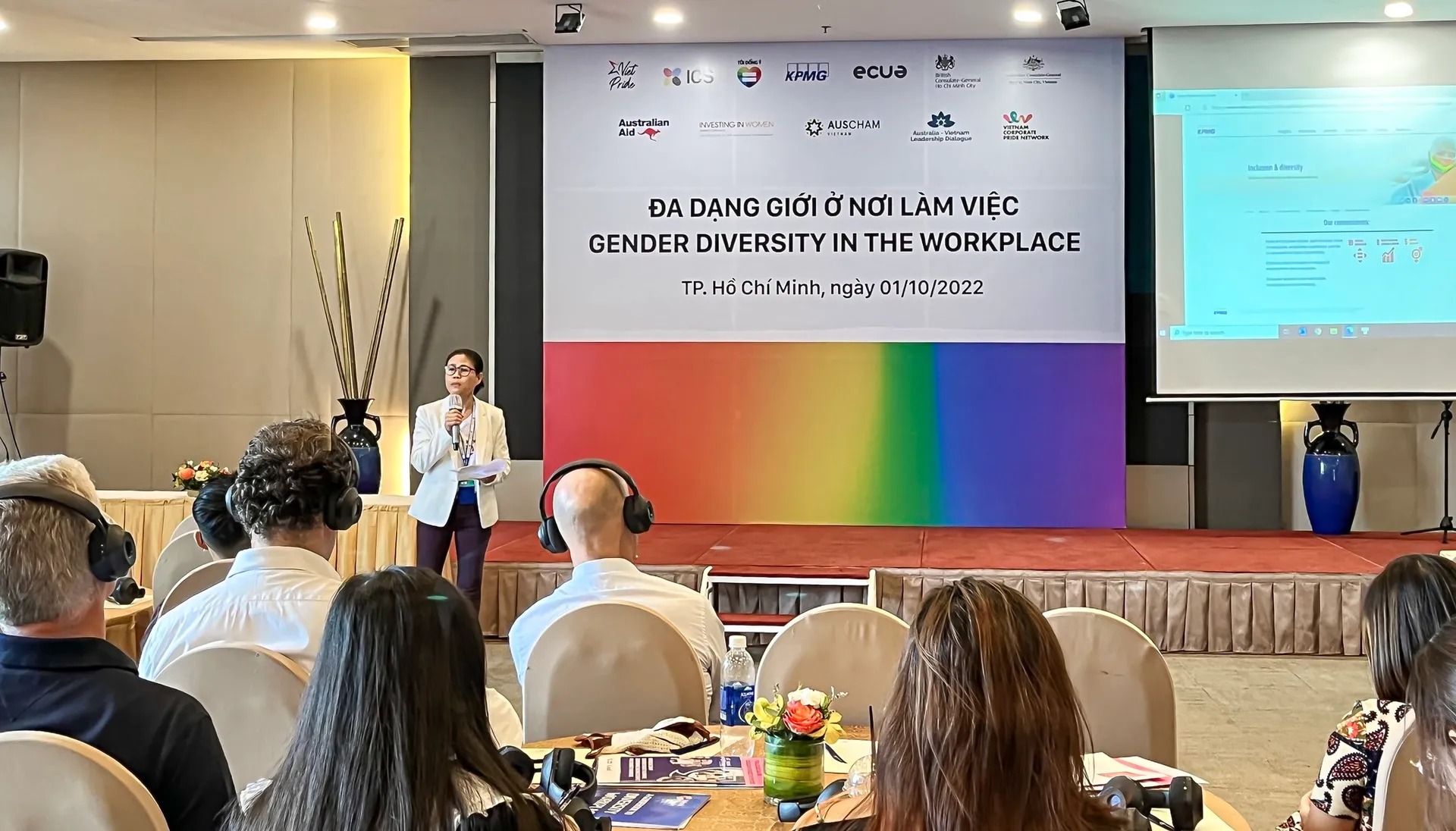 Đại diện KPMG chia sẻ tại buổi Tọa đàm: Đa dạng giới ở nơi làm việc về câu chuyện KPMG đã làm gì để thúc đẩy bình đẳng và đa dạng giới trong chính sách của công ty. Nguồn: Fanpage KPMG 