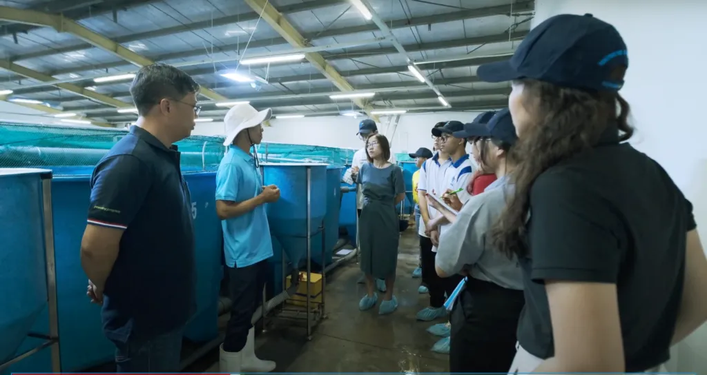 Các bạn trẻ tham quan trang trại và lắng nghe chia sẻ từ phía De Heus về các hoạt động thúc đẩy phát triển bền vững trong chăn nuôi