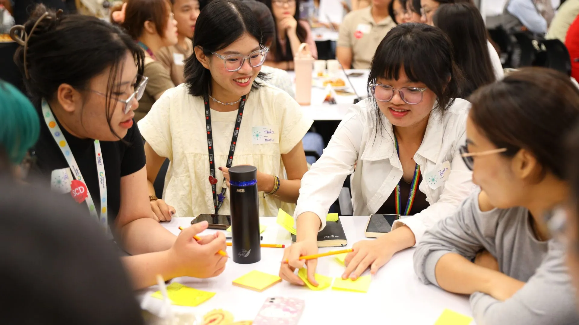 người trẻ tham gia vào phát triển bền vững