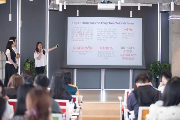 Học viên trình bày business case tái chế thủy tinh tại buổi tổng kết chương trình Ươm mầm Phát triển Bền vững mùa 2