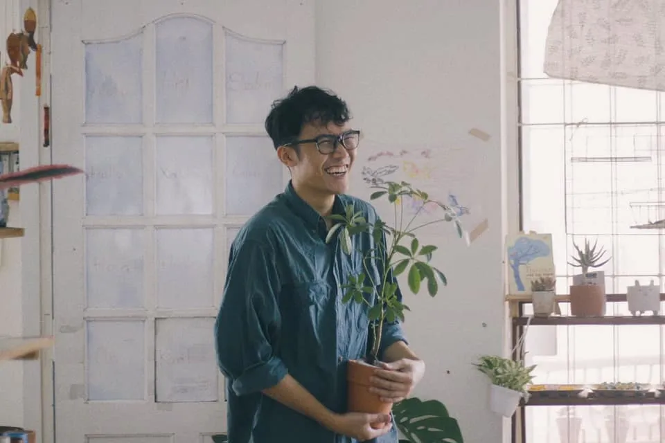 Một người đàn ông đang ôm cái cây