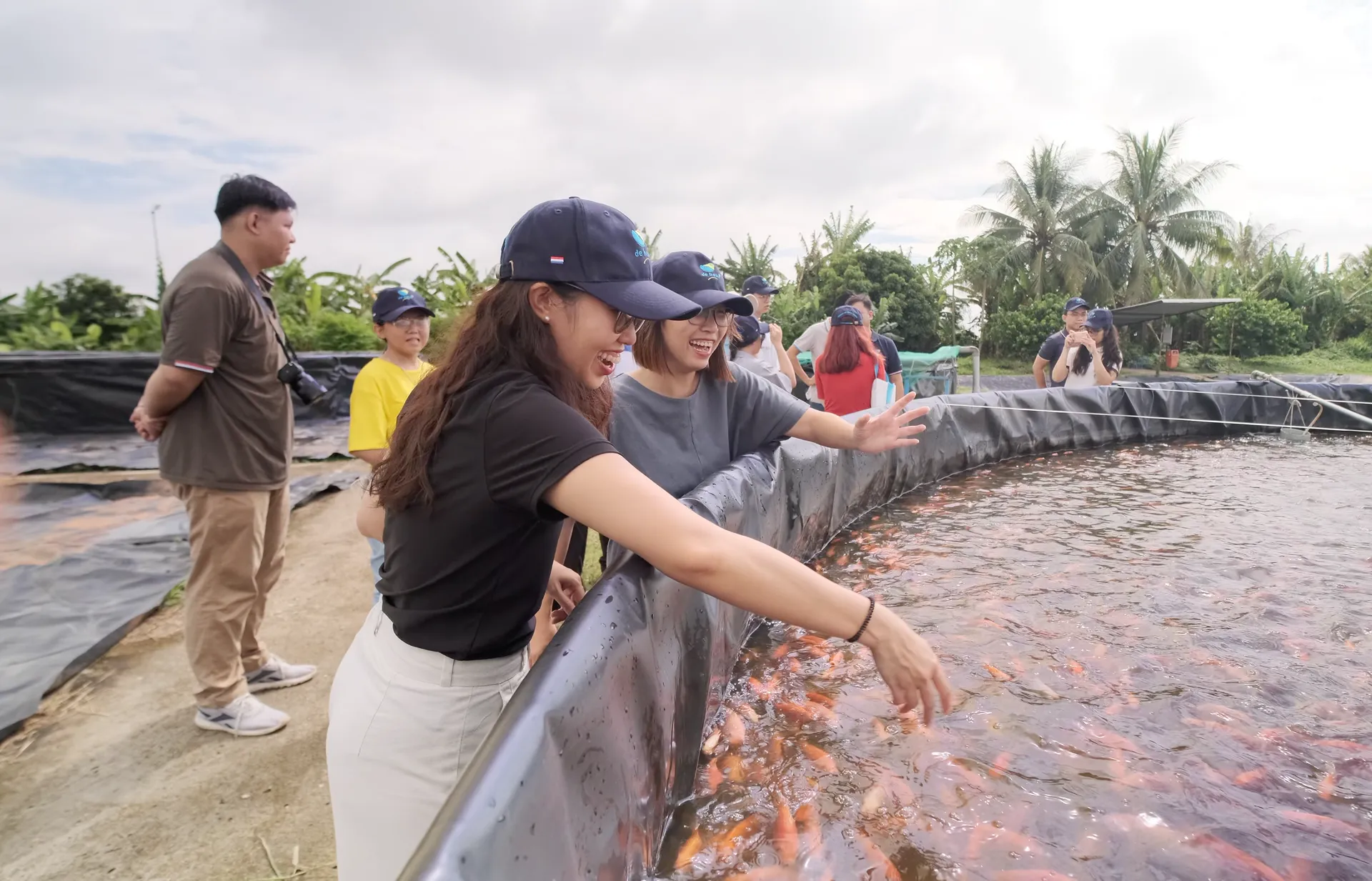 Tháng 4/2024, Emily, sinh viên Đại học Cần Thơ và Dear Our Community tham quan nhà máy của De Heus tại Vĩnh Long