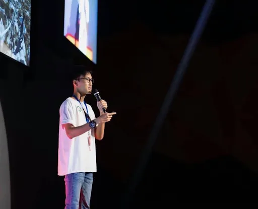 Một người đang đứng nói