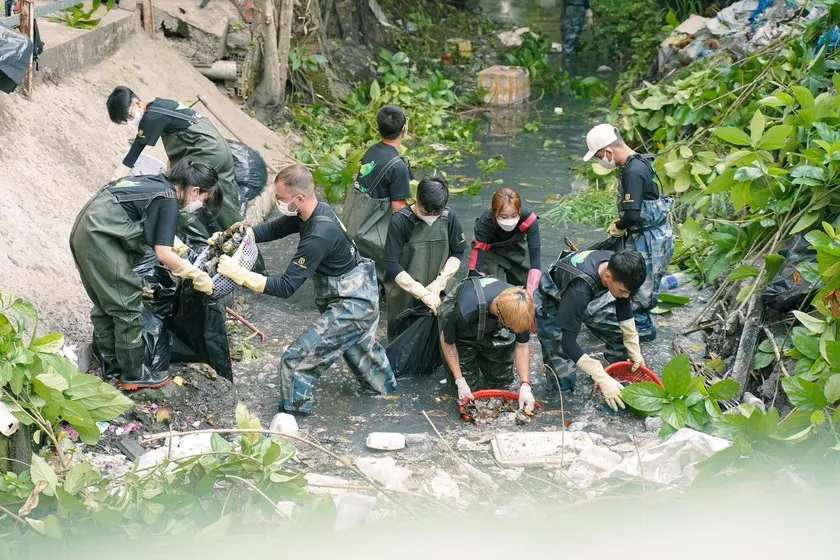 Nhóm bạn trẻ “Sài Gòn Xanh” với quyết tâm giải cứu kênh rạch. (Ảnh: baophapluat.vn)