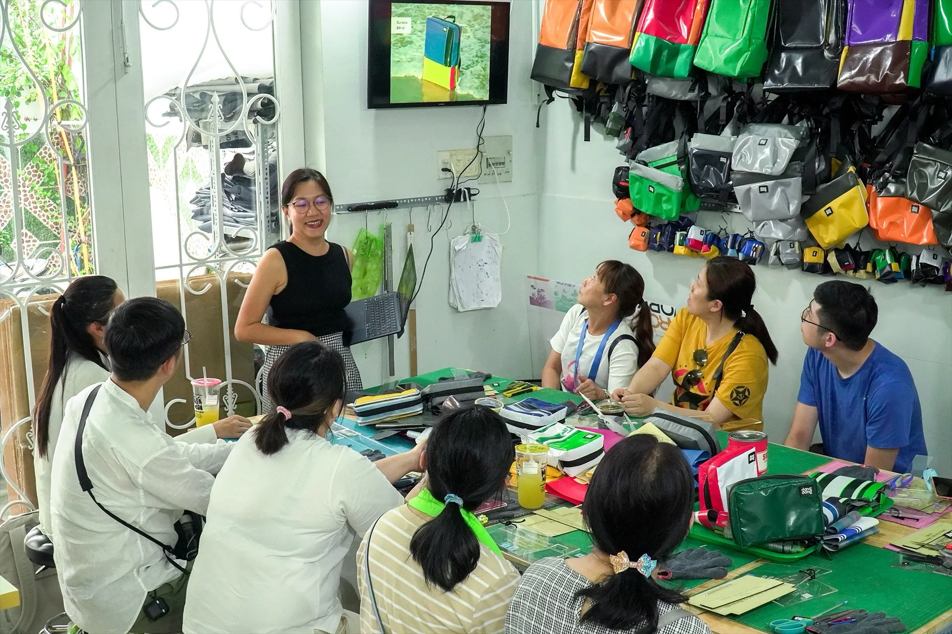 Một nhóm người ở xưởng thủ công