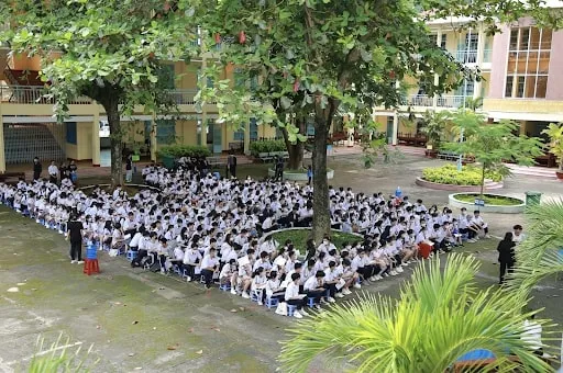 Học sinh đang tập trung dưới sân trường