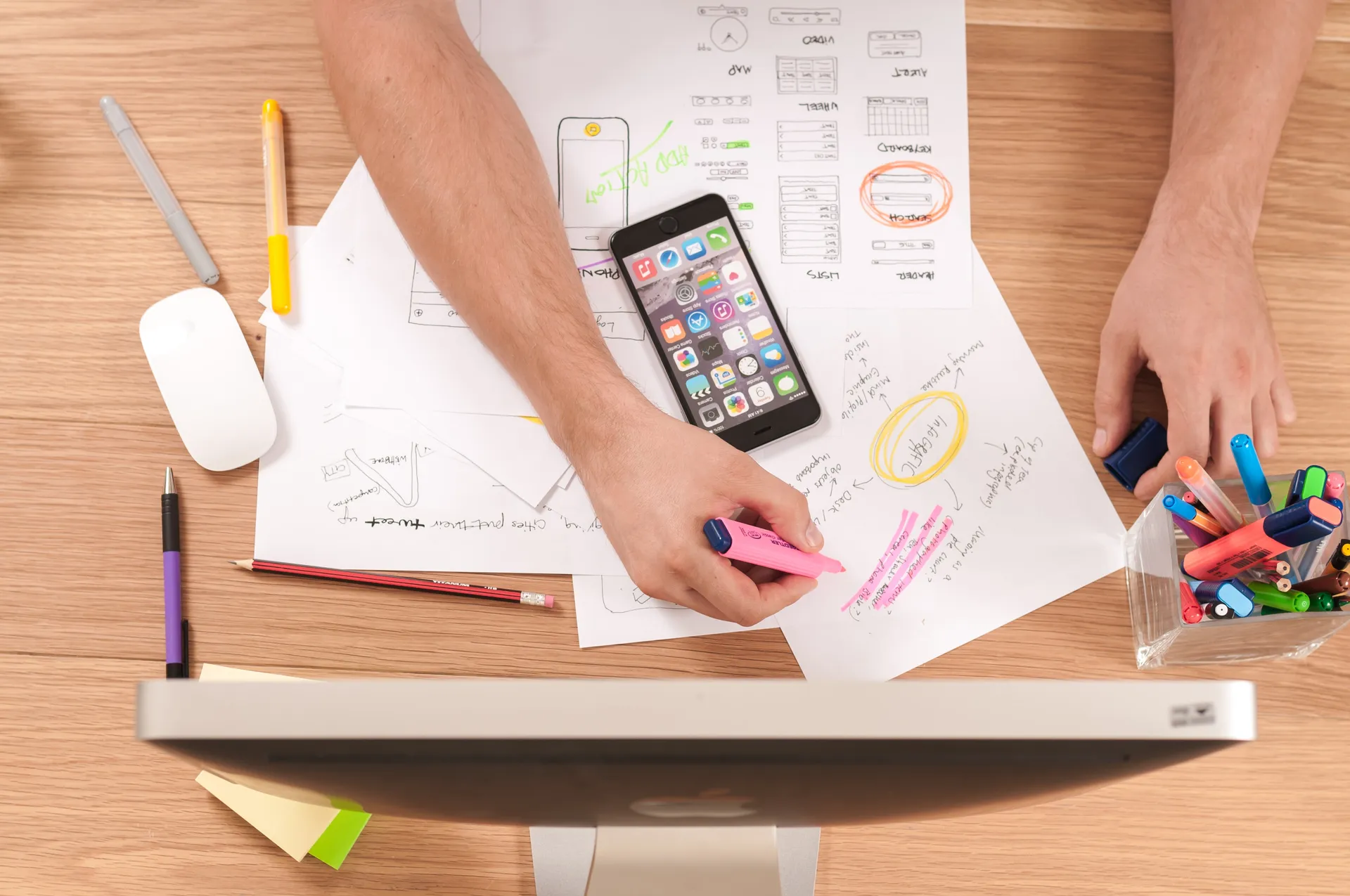Chiến lược truyền thông một người cầm điện thoại trên bàn