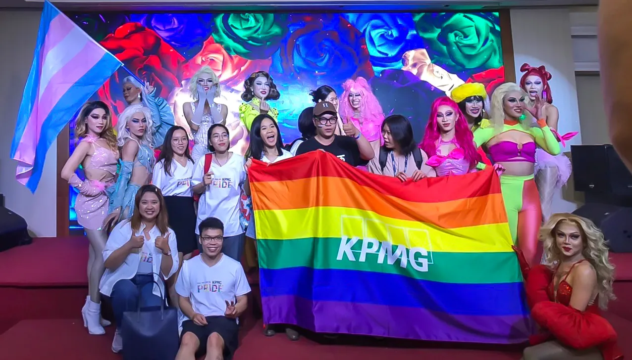 Các bạn trẻ tại KPMG tham gia các hoạt động của Pride Month 2022 - Chương trình được phối hợp tổ chức bởi Trung Tâm ICS, Doanh nghiệp xã hội ECUE, Auscham và Vietnam Corporate Pride Network (VCPN). Nguồn: Fanpage KPMG 