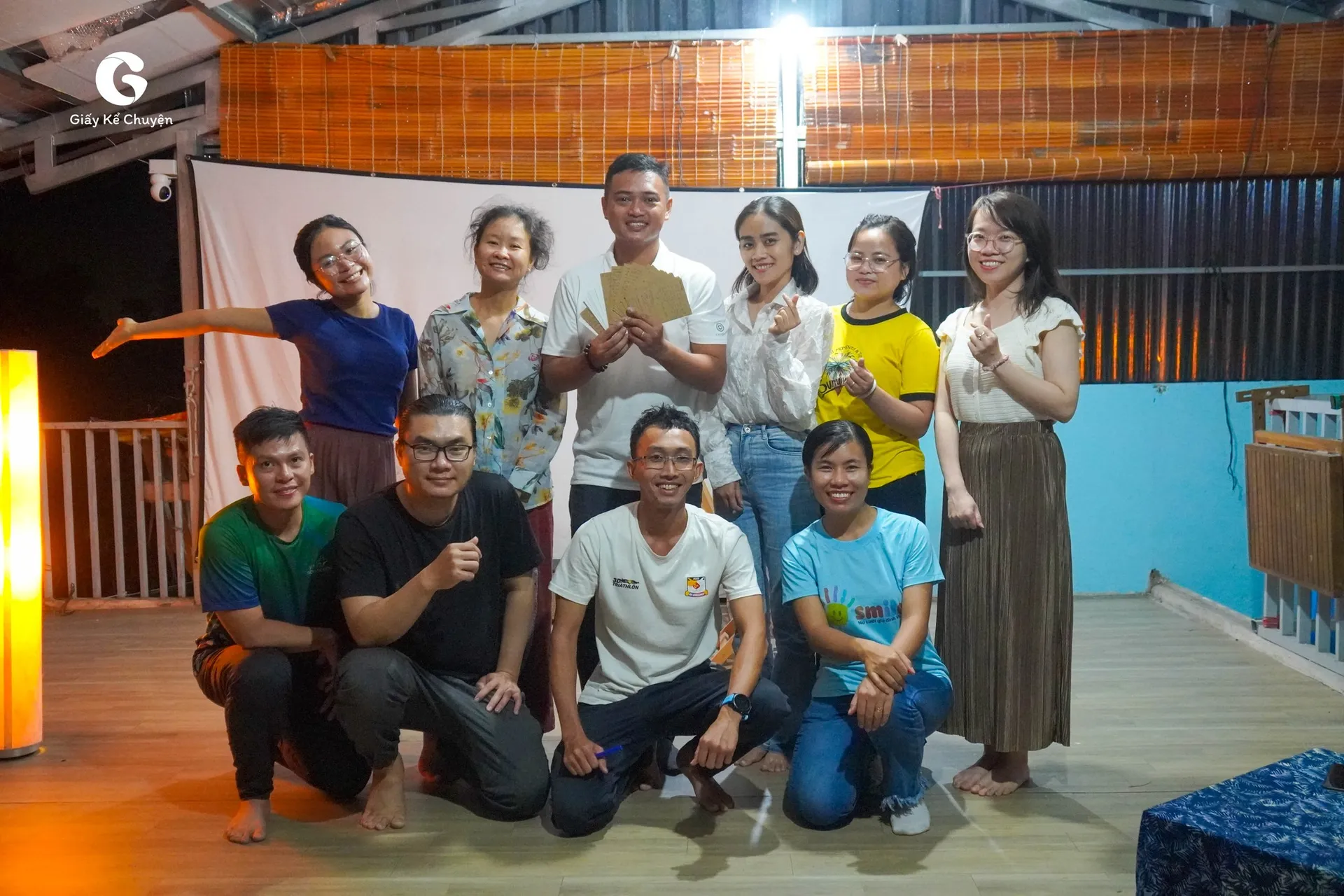 Anh Lê Hoàng Linh (đứng thứ ba từ trái qua) cùng các bạn học viên trong khóa "K03 - Lớp Đổ nền tài chính"