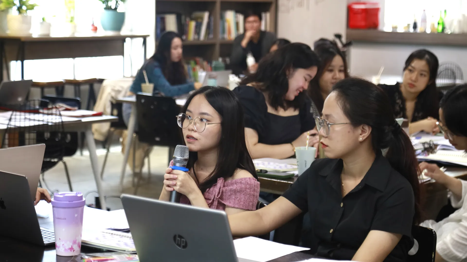 Các bạn trẻ tìm hiểu công việc ESG