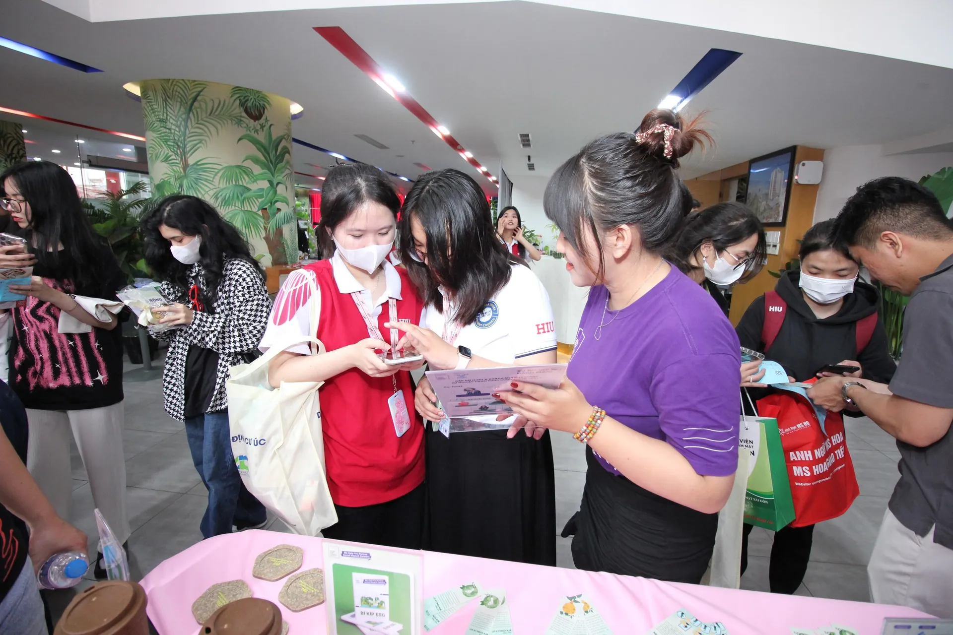 Các bạn trẻ tìm hiểu công việc ESG