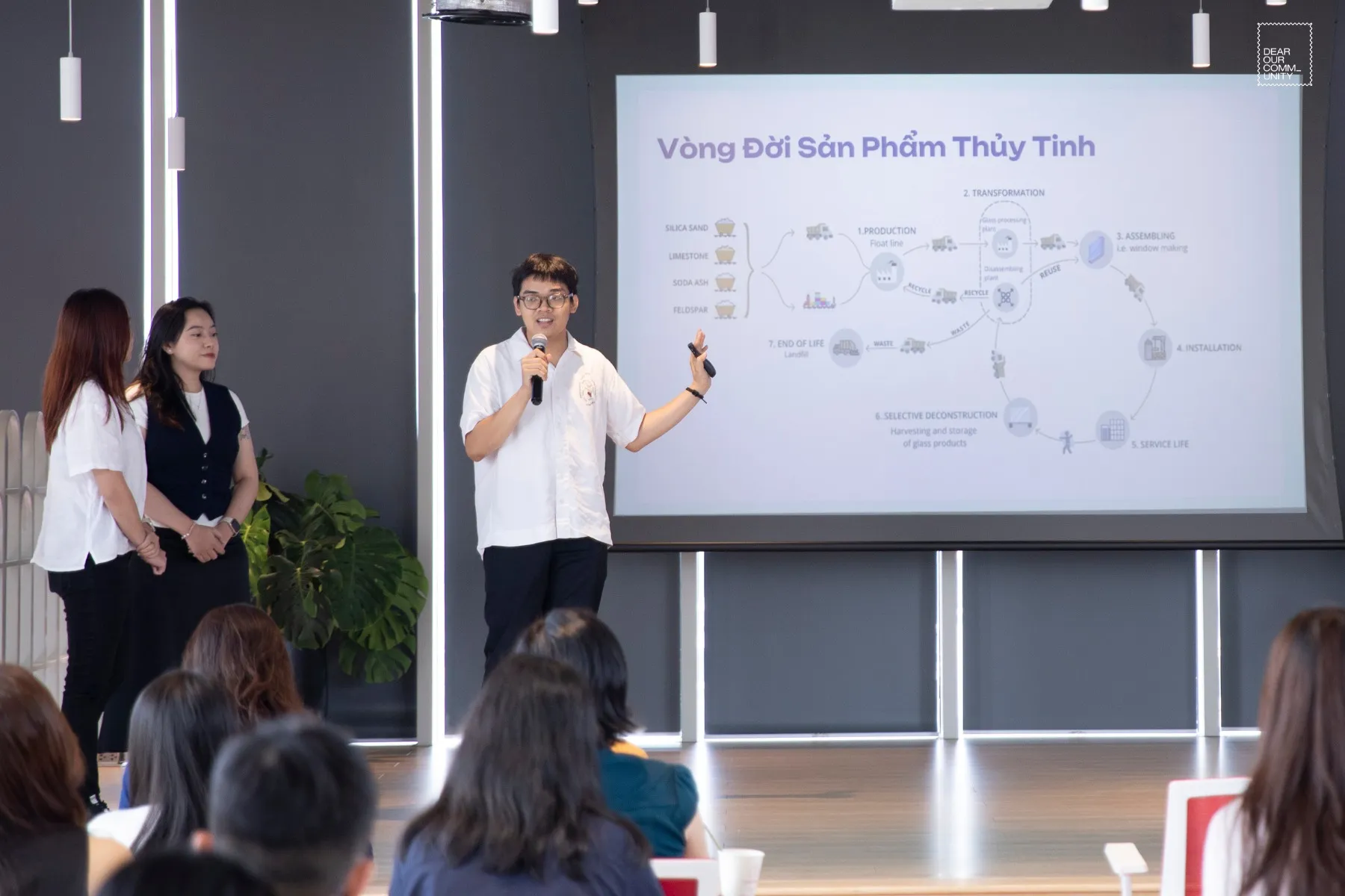 Học viên chương trình Ươm mầm Phát triển Bền vững mùa 2 trình bày về phương pháp tái chế thủy tinh