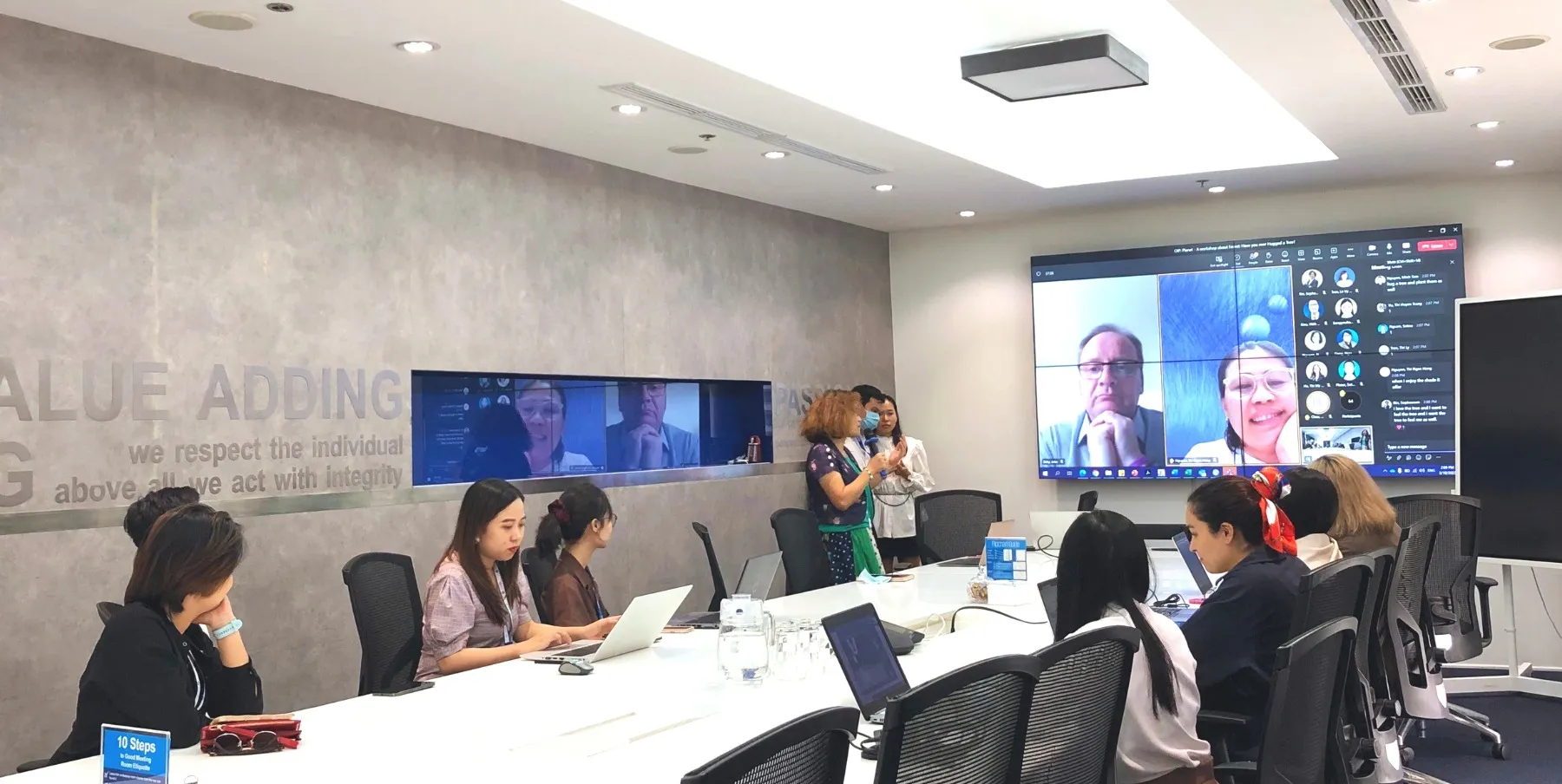 Ông John Ditty tham dự workshop với đại diện đến từ Gaia Conservation về chủ đề biến đổi khí hậu và đa dạng sinh học (hoạt động nằm trong chương trình nội bộ của KPMG năm 2023). Nguồn hình ảnh: Fanpage KPMG 