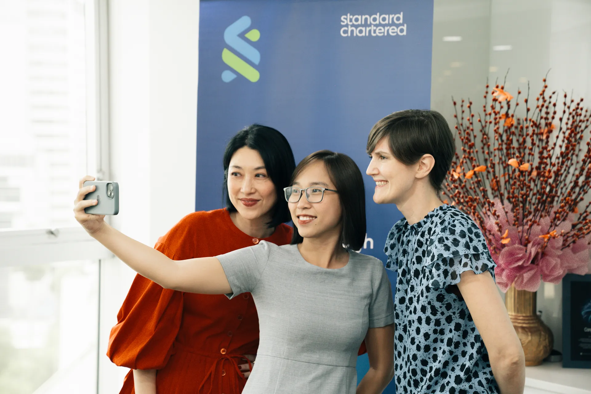 ba người phụ nữ đang chụp hình