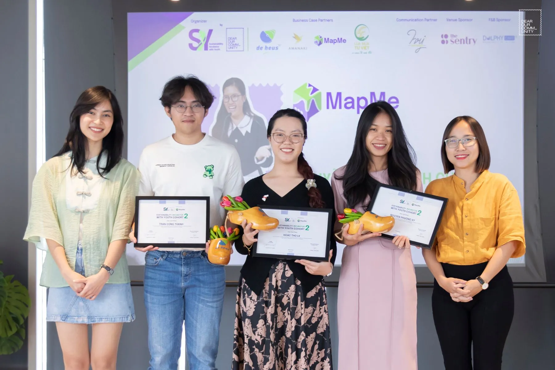 Nhóm giải business case MapMe gồm Thành, Lệ và Vy