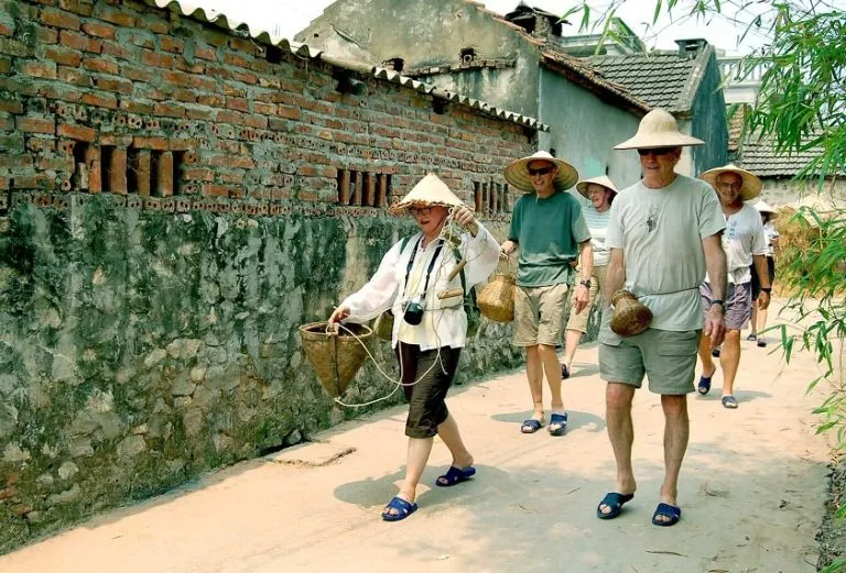Nhiều du khách nước ngoài thích thú với trải nghiệm du lịch cộng đồng (Nguồn: Vinwonders)