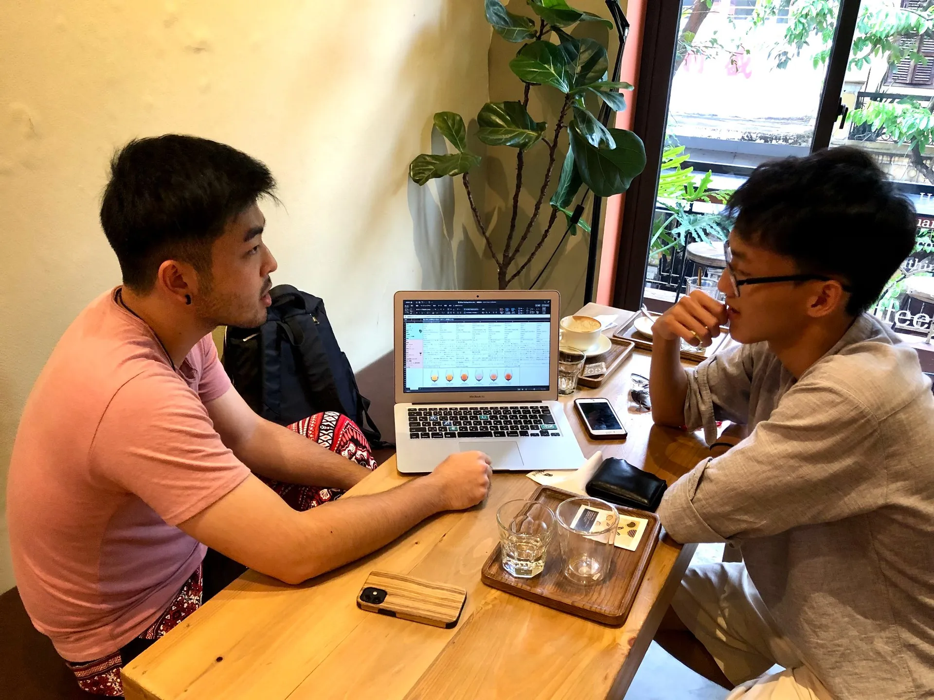 Hai người đang ngồi nói chuyện