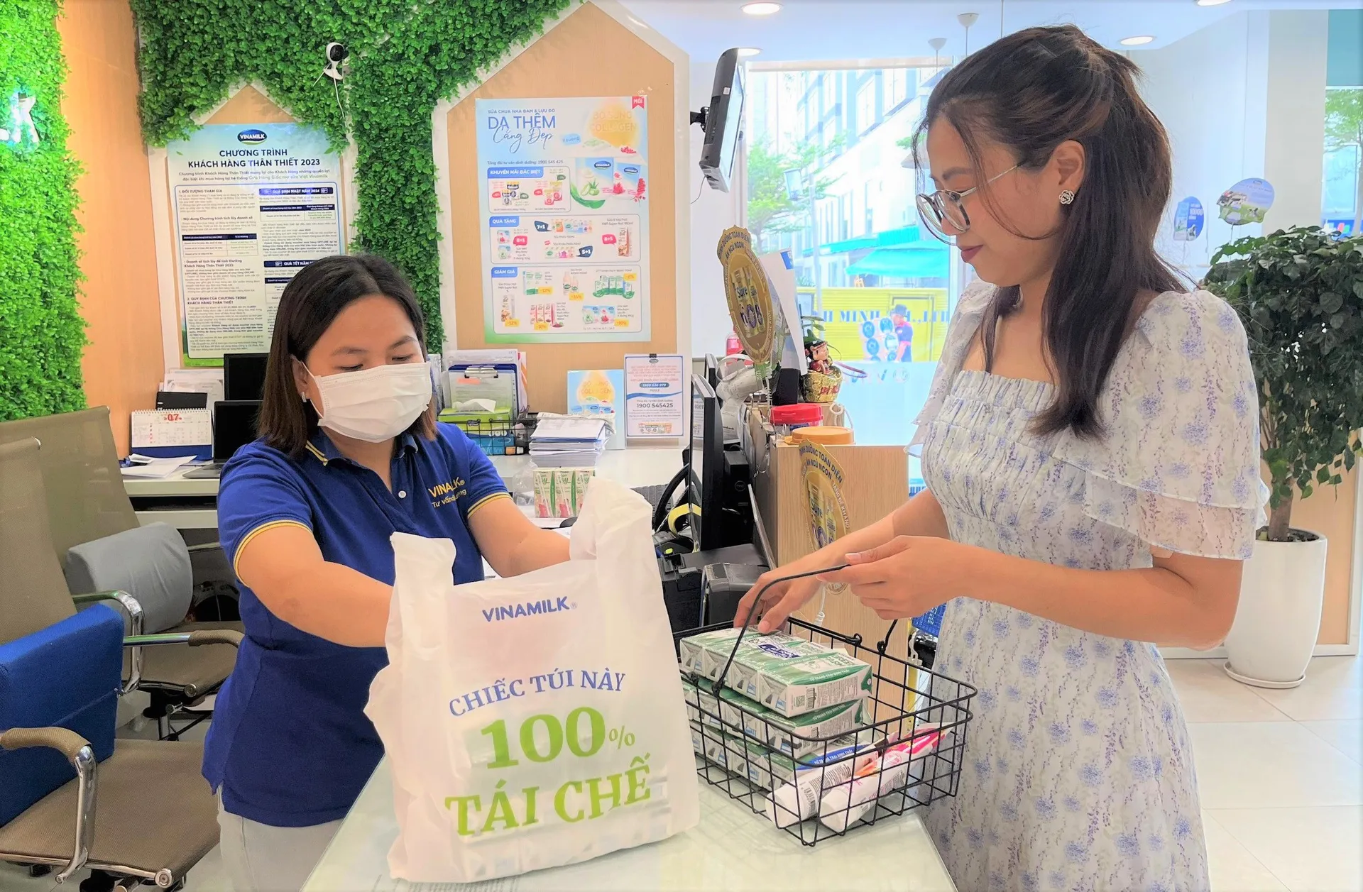 2 người phụ nữ đang mua sắm