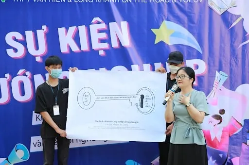 Một người phụ nữ đang chia sẻ về Hướng nghiệp
