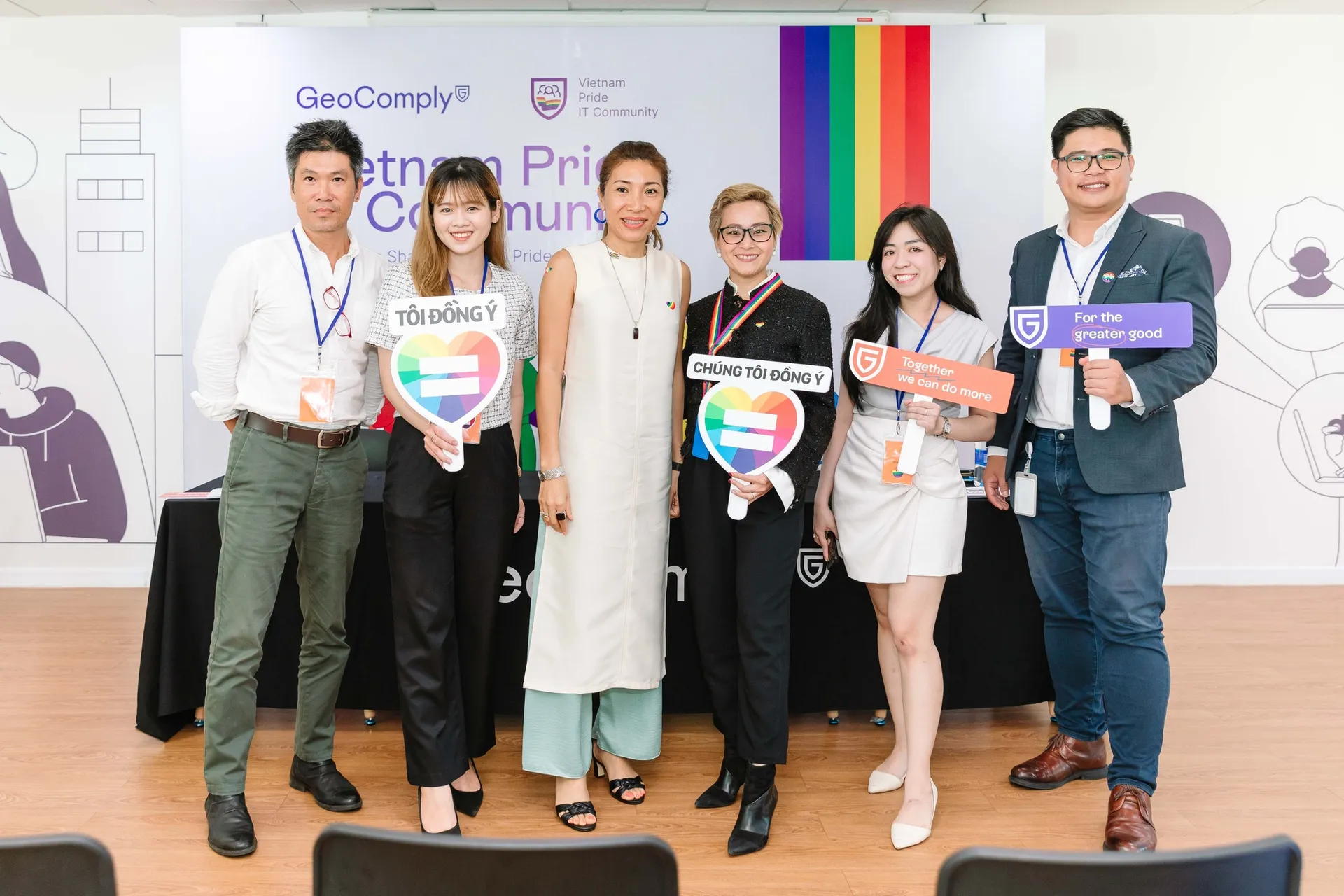 Một nhóm người kỷ niệm Tháng Tự hào