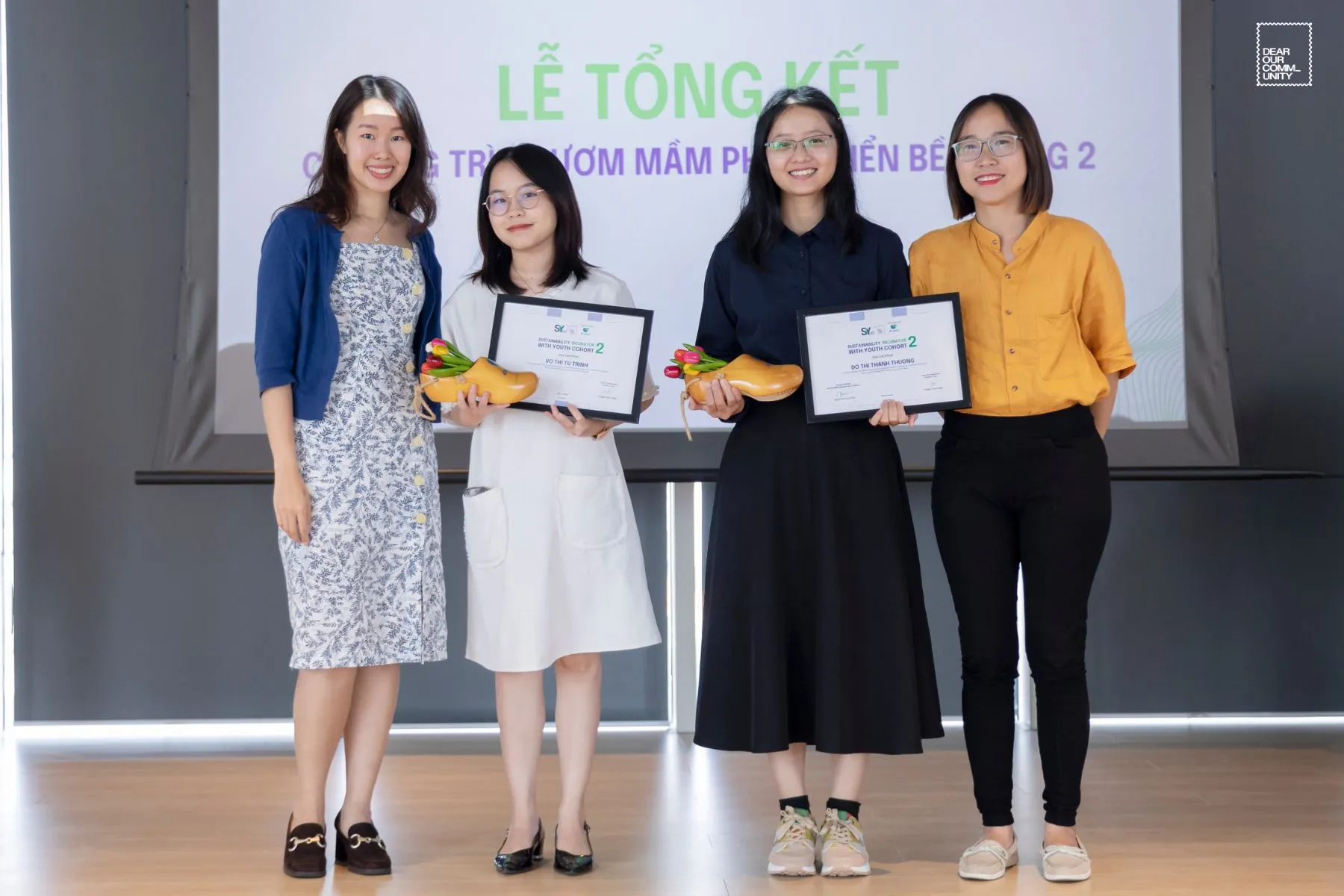 Tú Trinh (trái) và Thanh Thương (phải) trong nhóm giải business case De Heus