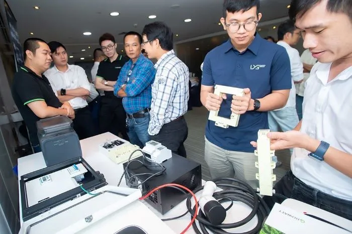 Một người đàn ông đang giới thiệu sản phẩm