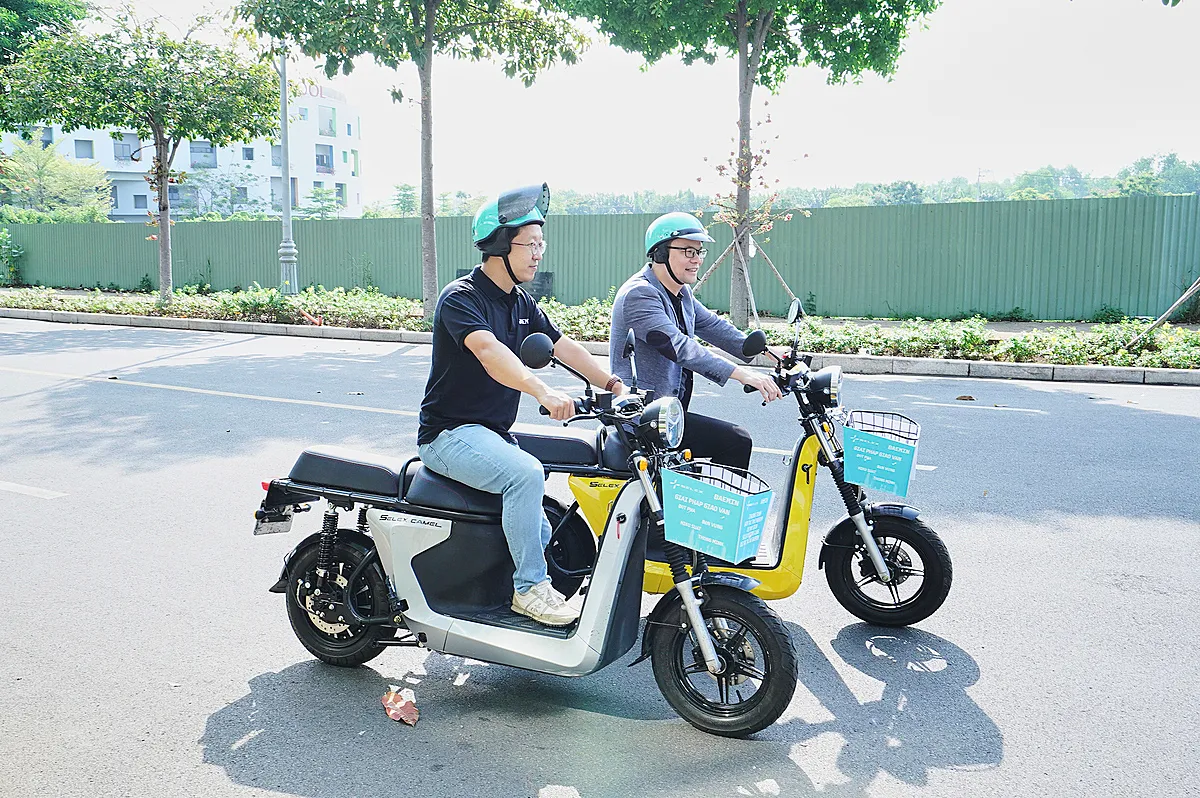 2 người đàn ong đang đi xe điện
