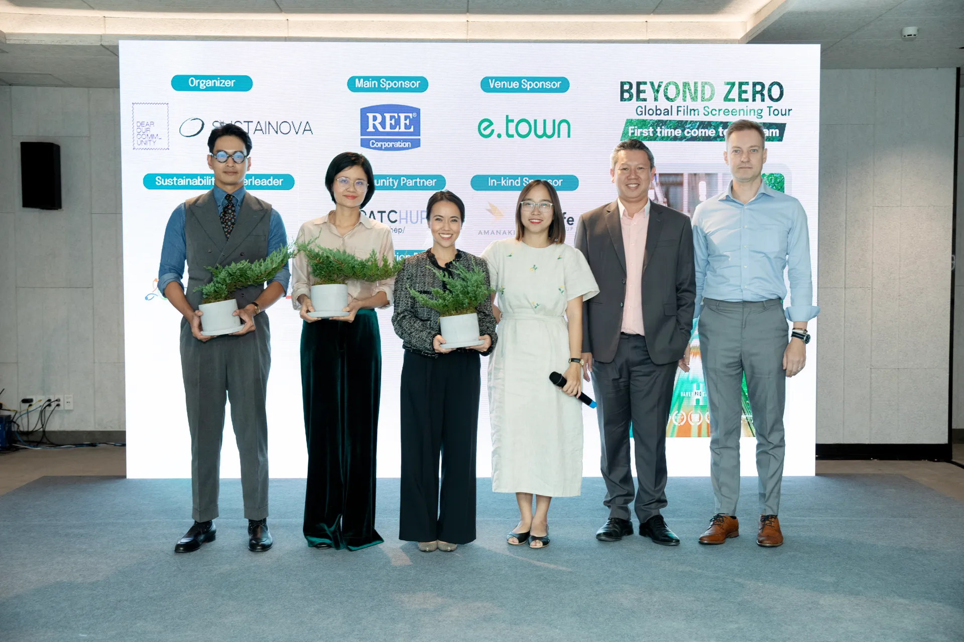 khách mời chụp hình