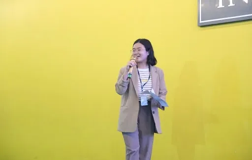 Một người phụ nữ đang diễn thuyết