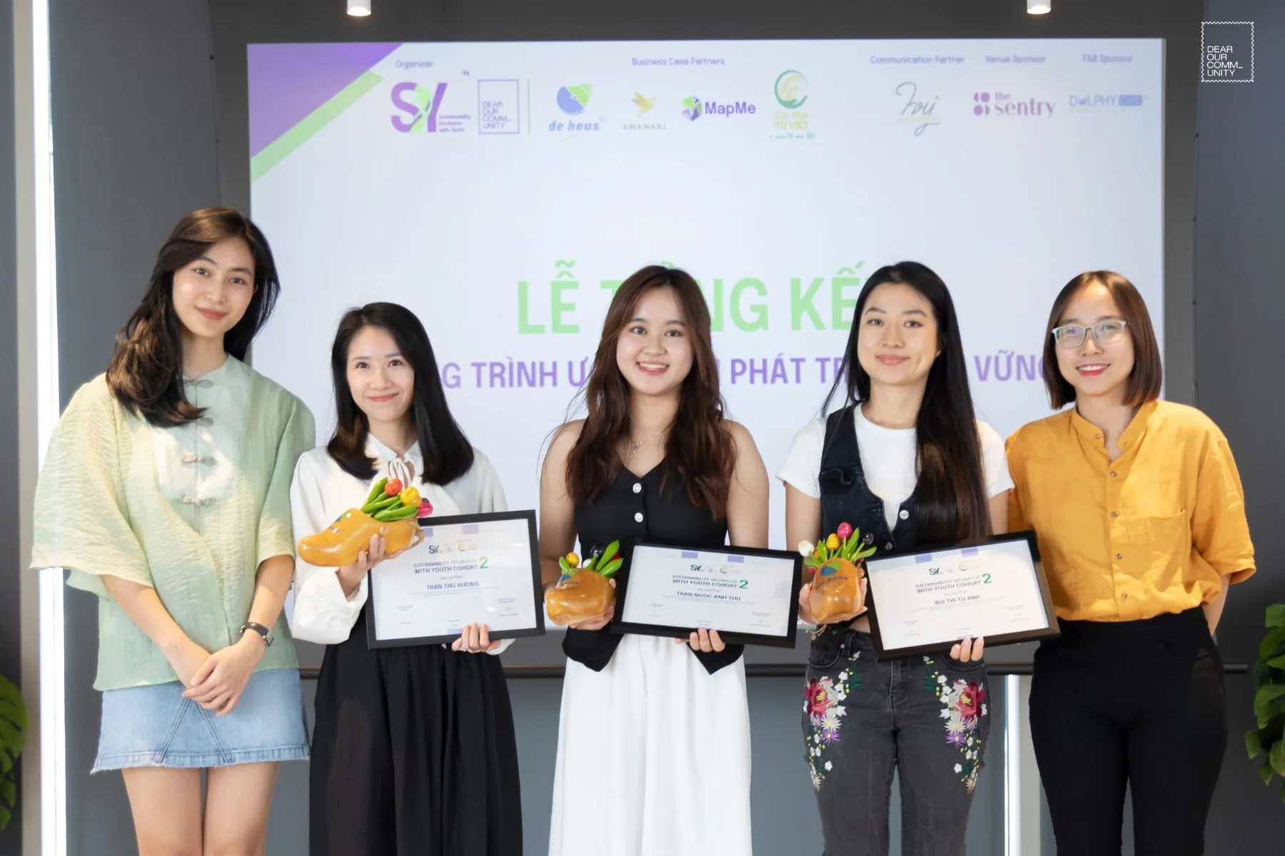 Nhóm giải business case Lúa Mùa Tư Việt gồm: Hương, Anh Thư và Tú Anh (theo thứ tự từ trái qua)